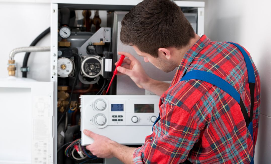 Heizungsinstallateur prüft eine Heizungsanlage